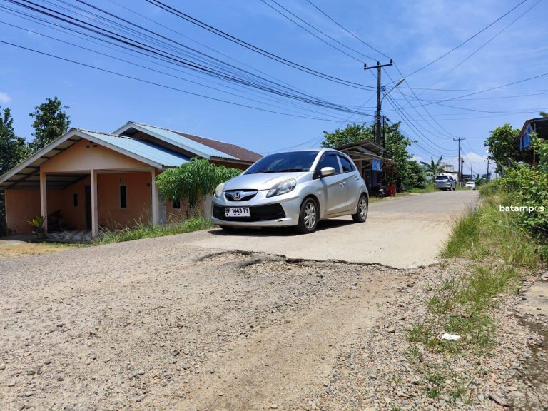 Warga Keluhkan Banyak Jalan Berlubang Lagi Gegara Cuma Ditambal Beton