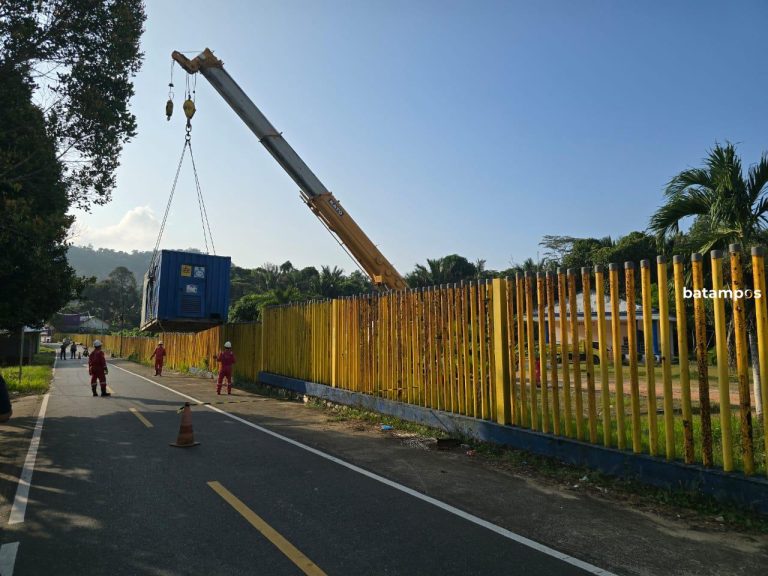 Pulau Matak Defisit Daya, PLN Pindahkan Satu Unit Mesin Pembangkit dari Siantan ke Palmatak