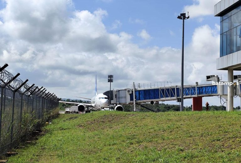 Garuda Indonesia Pastikan Pesawat PK-GUD Laik Terbang Usai Insiden Ban Lepas di Tanjung Pinang