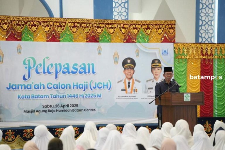 Amsakar Achmad Lepas Jemaah Calon Haji Kota Batam