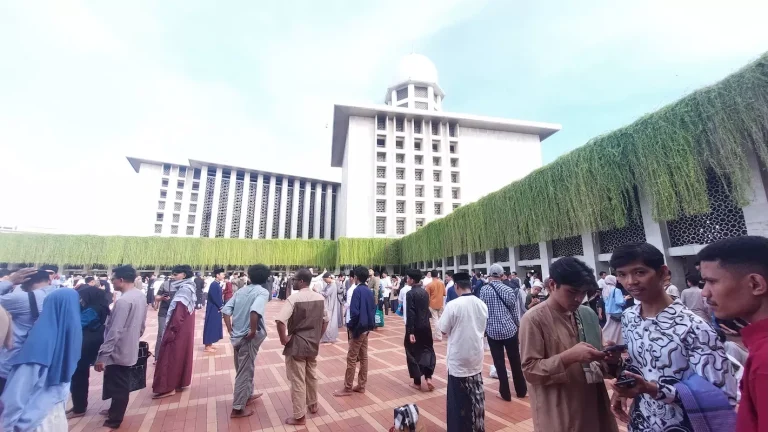Jemaah dari Daerah Rela Datang Jauh-Jauh untuk Salat Id di Masjid Istiqlal, Ini Alasannya