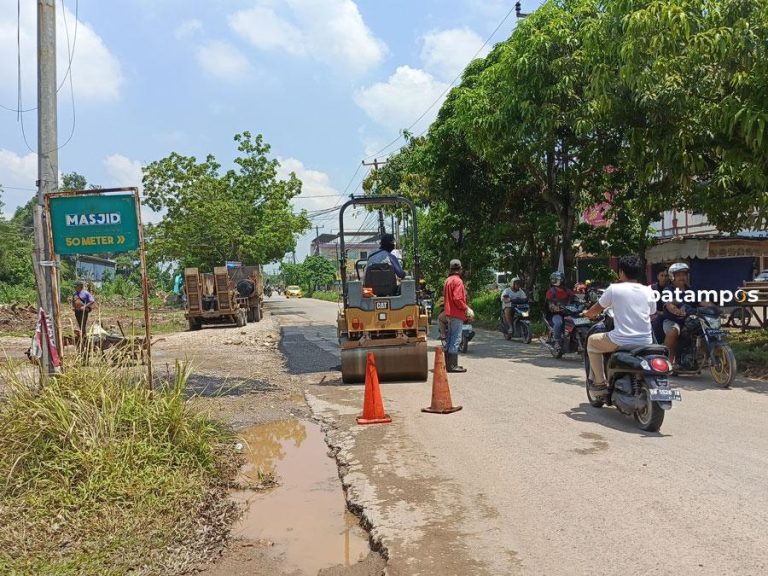 Jalan Rusak Menuju Kantor Kecamatan Sagulung Mulai Diperbaiki