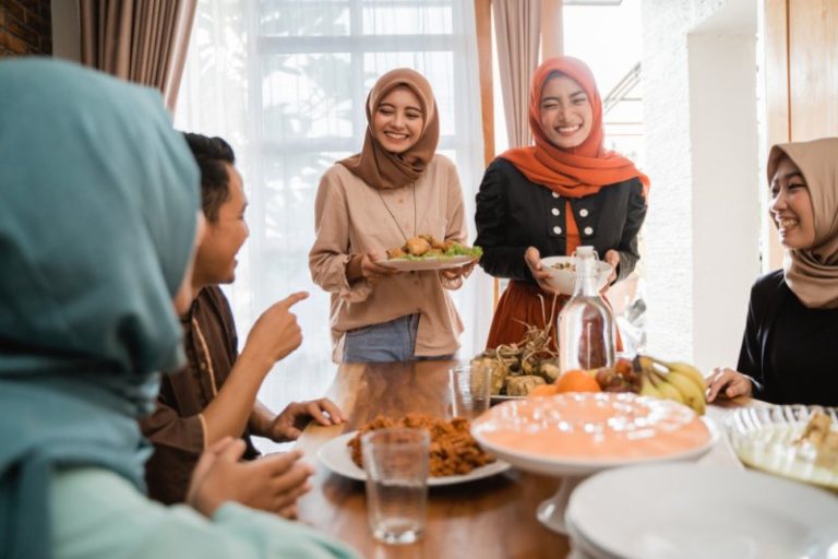 Tips Cegah Berat Badan Naik saat Lebaran, Makan Tetap Puas