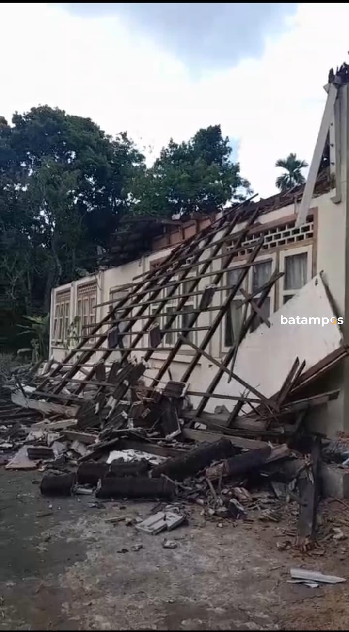 Atap Rumah Ambruk, Beruntung Ari Sempat Keluar
