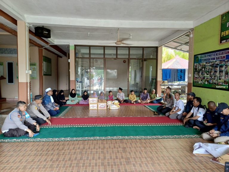 Peringati Hari Buruh, Buruh dan Polsek Batuaji Gelar Bakti Sosial
