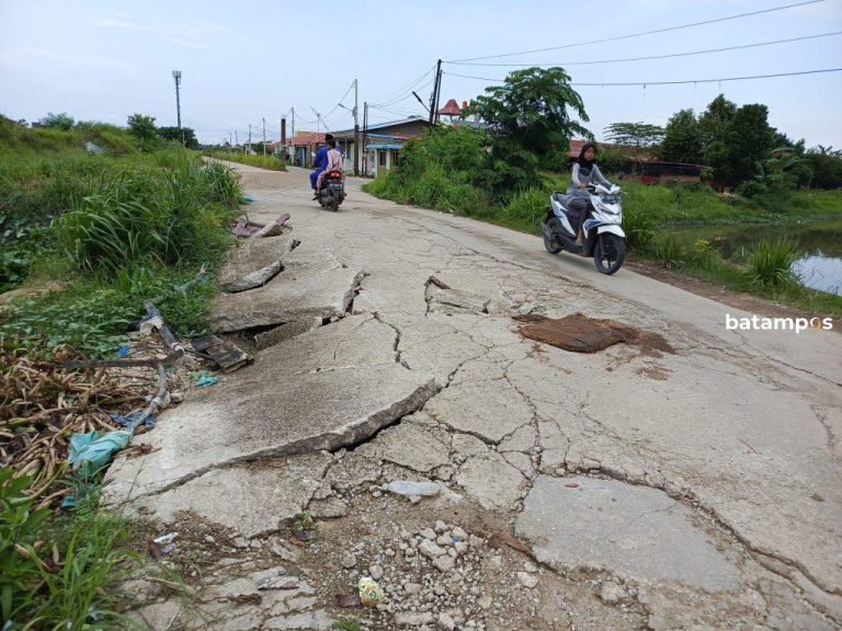 Jembatan Penghubung Antar Pemukiman di Marina Rusak Parah
