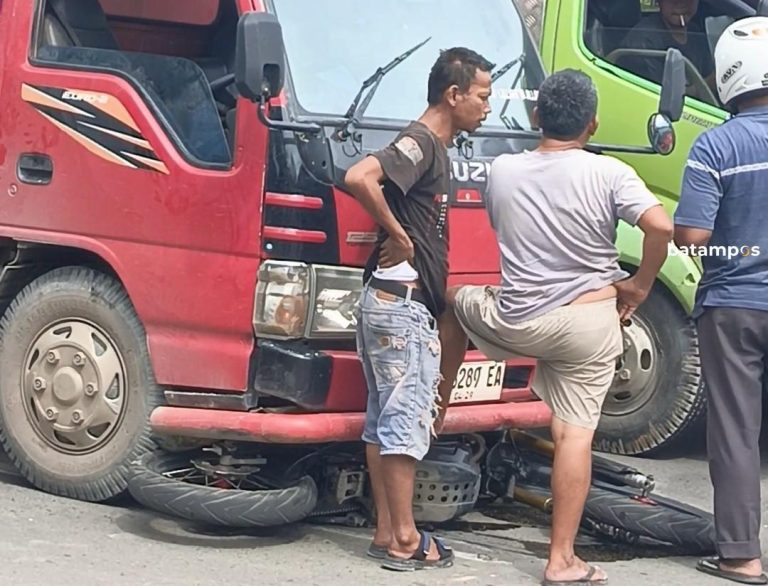 Tabrakan di Batuaji, Sepeda Motor Terseret Masuk Kolong Truk Tanah