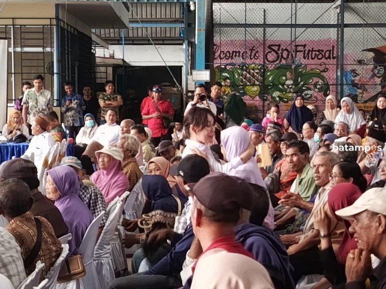 Salurkan Bansos, Li Claudia Chandra Hibur Lansia di Sagulung