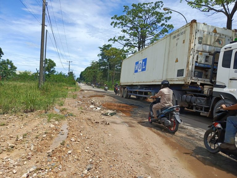 Kerusakan Parah Jalan Menuju Pelabuhan Sagulung, Warga Desak Perbaikan Segera