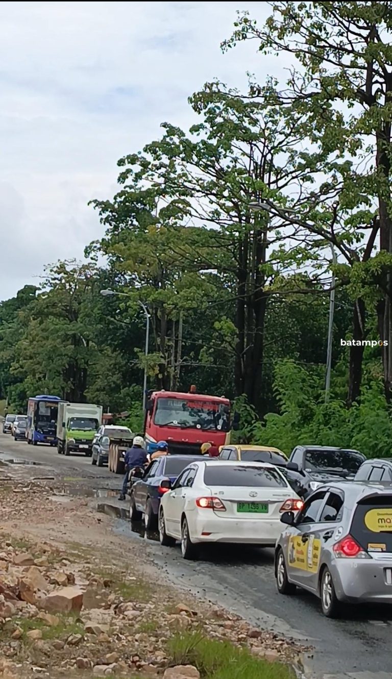 Jalan Rusak Menuju Pelabuhan Sagulung Picu Kemacetan Parah di Jam Sibuk