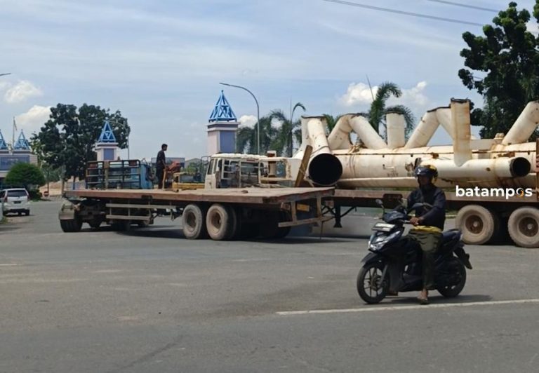 Truk Raksasa Nyaris Tumbang di Jalan Brigjen Katamso, Warga Resah dan Desak Penindakan