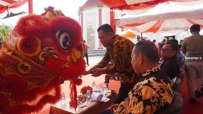Perayaan Waisak di Vihara Jin Gang Shan, Sekda: Ragam Budaya dan Agama jadi Daya Tarik Wisata di Bintan