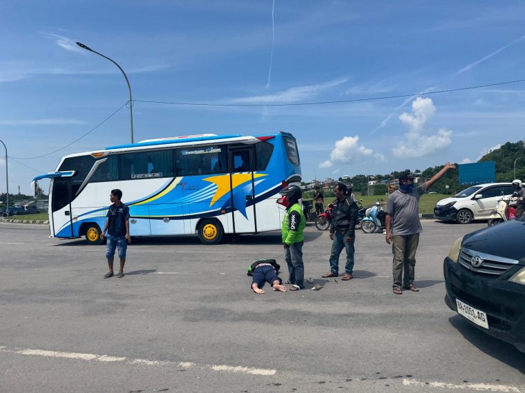 Disenggol Pikap, Pemotor Wanita Sekarat