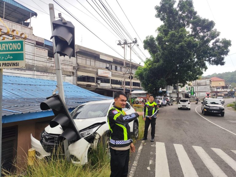 Mobil Honda HRV Hantam Traffic Light di Jalan MT Haryono 