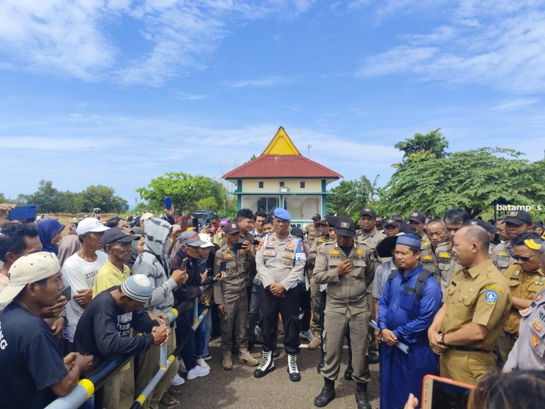 Protes Sulitnya Urus Sertifikat Tanah, Warga Dompak Datangi Gedung Gubernur Kepri