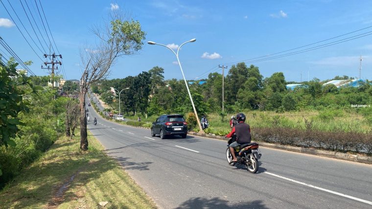 Ditabrak Kendaraan, Tiang PJU di Jalan WR Supratman Nyaris Tumbang