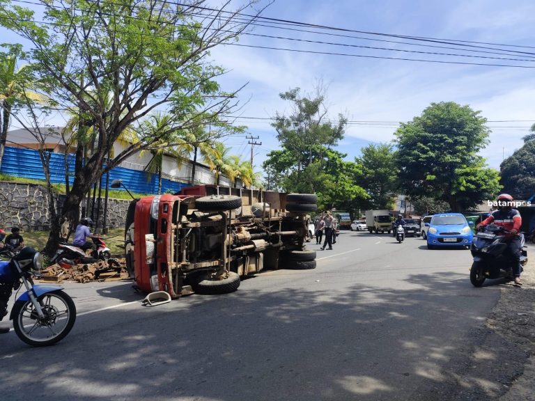 Truk Pengangkut Besi Bekas Terguling di Tikungan Jalan Adi Sucipto, Tanjungpinang