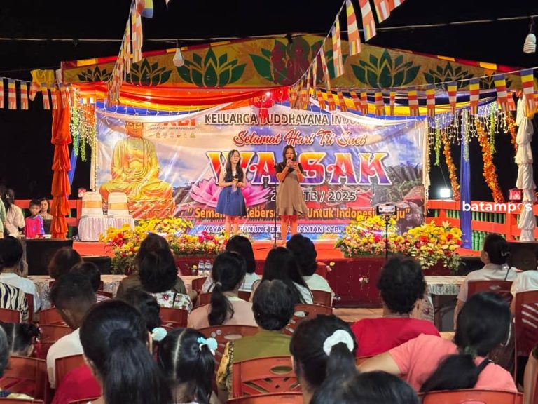 Perayaan Tri Suci Waisak di Siantan Berlangsung Khidmat, Dorong Kedamaian Demi Persatuan Umat