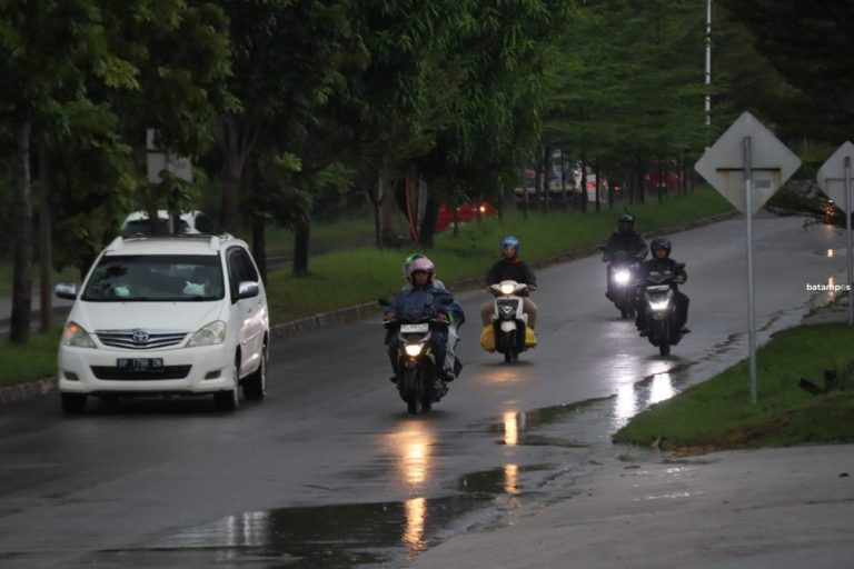 Prakiraan Cuaca Batam: Berpotensi Hujan Lebat Disertai Petir dan Angin Kencang