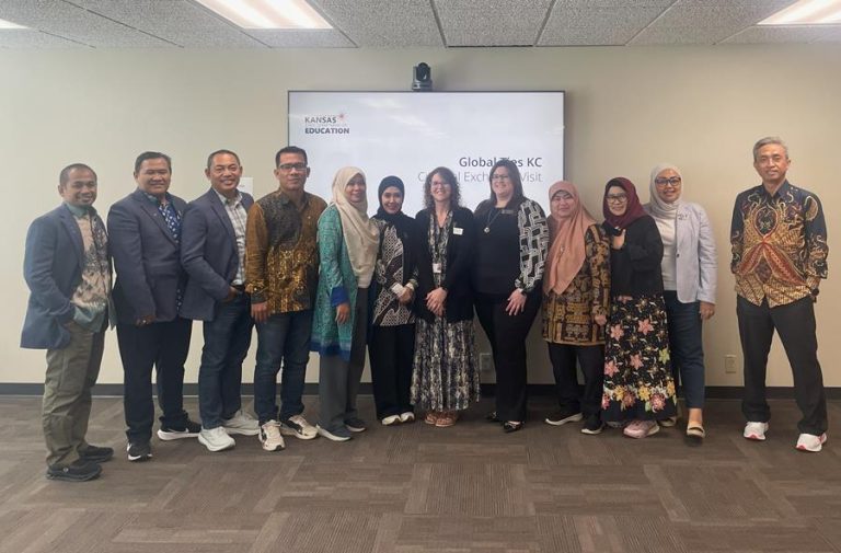 Belajar Inovasi Pendidikan Bahasa, Pejabat Senior Pendidikan Indonesia Selesaikan Program Pertukaran di Amerika Serikat