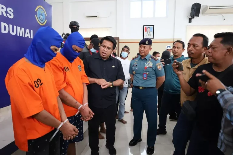 Diwarnai Tembakan ke Udara dan ke Arah Mesin Kapal, TNI AL Amankan 19 PMI Ilegal dan 2 Orang Pelaku Penyelundupan Manusia