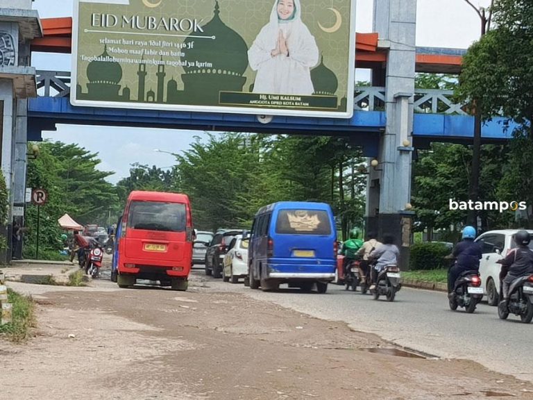 Jalan Rusak dan Angkot Ngetem Sebabkan Kemacetan Parah di Bawah JPO SP Plaza