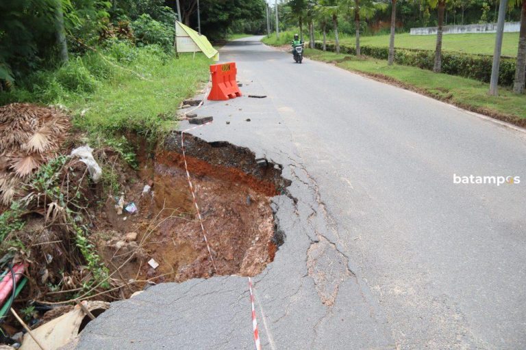 Perbaiki dan Pasang Rambu, Jalur Lambat Jalan Sudirman Rusak