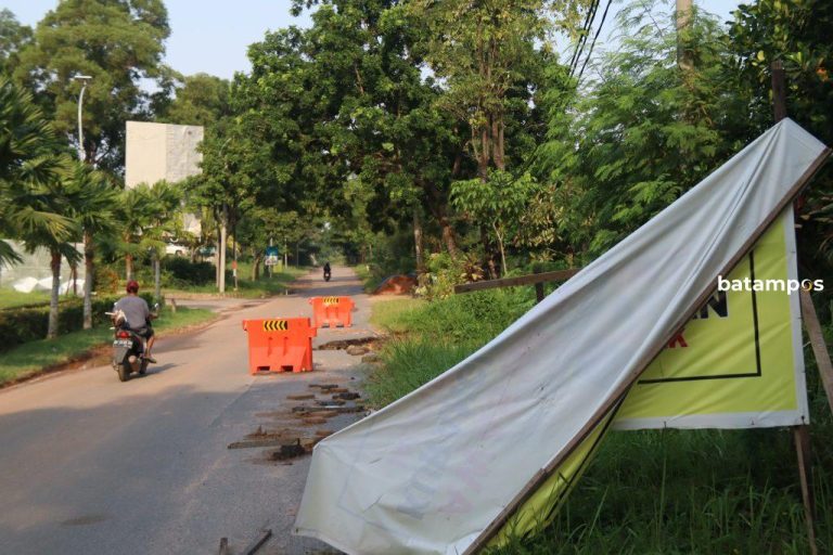 Dipasang Barier dan Spanduk, Jalan Rusak di Jalur Lambat Sudirman