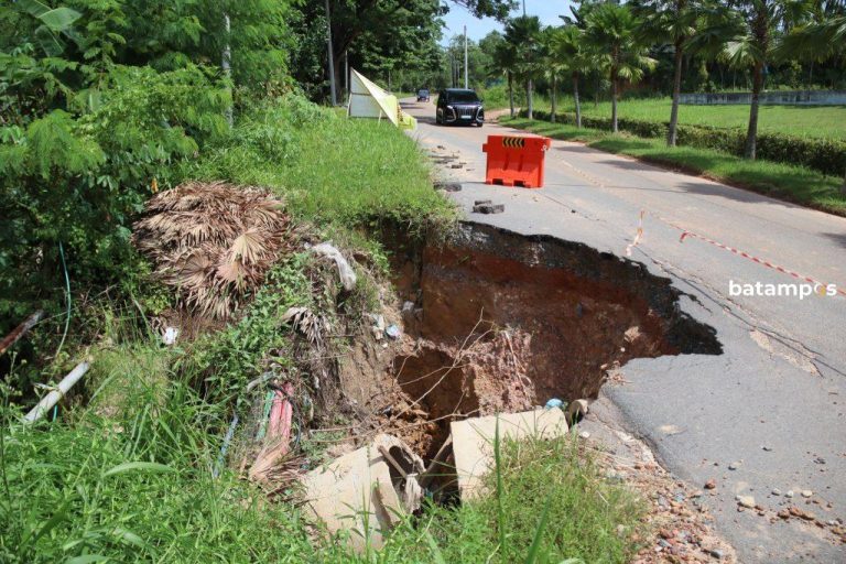 Jalur Lambat Masih Berbahaya dan Berlubang