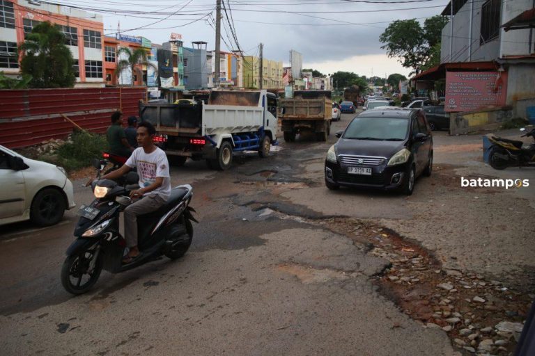 Satu Unit Alat Berat Terparkir, Jalan Rusak di Depan Komplek Cikitsu Tak Kunjung Diperbaiki
