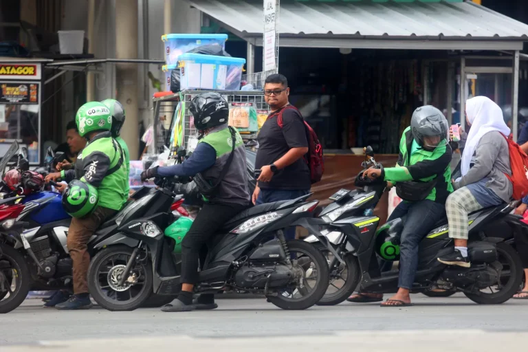Kerja Tanpa Libur, Pendapatan Pengemudi Ojek Online Hanya Rp 3,5 Juta per Bulan