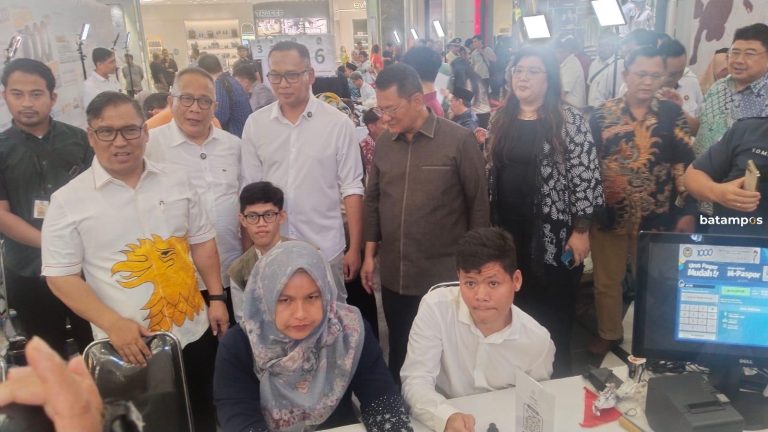 Warga Serbu “Eazy 1000 Passport” di Grand Batam Mall, Rela Antre Berjam-jam