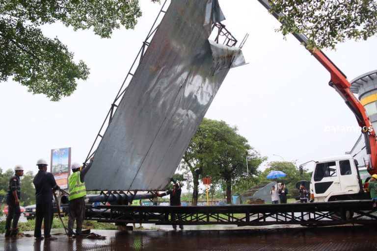 Pemko Batam Tertibkan 681 Reklame Ilegal