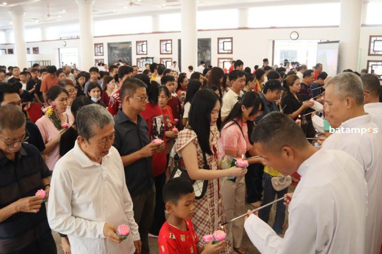 Ribuan Umat Buddha Padati Maha Vihara Duta Maitreya Batam Rayakan Waisak