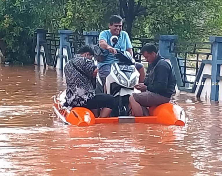 Hujan Sesaat, Beberapa Titik di Nongsa Kebanjiran, Termasuk Jalan Depan Kantor Camat