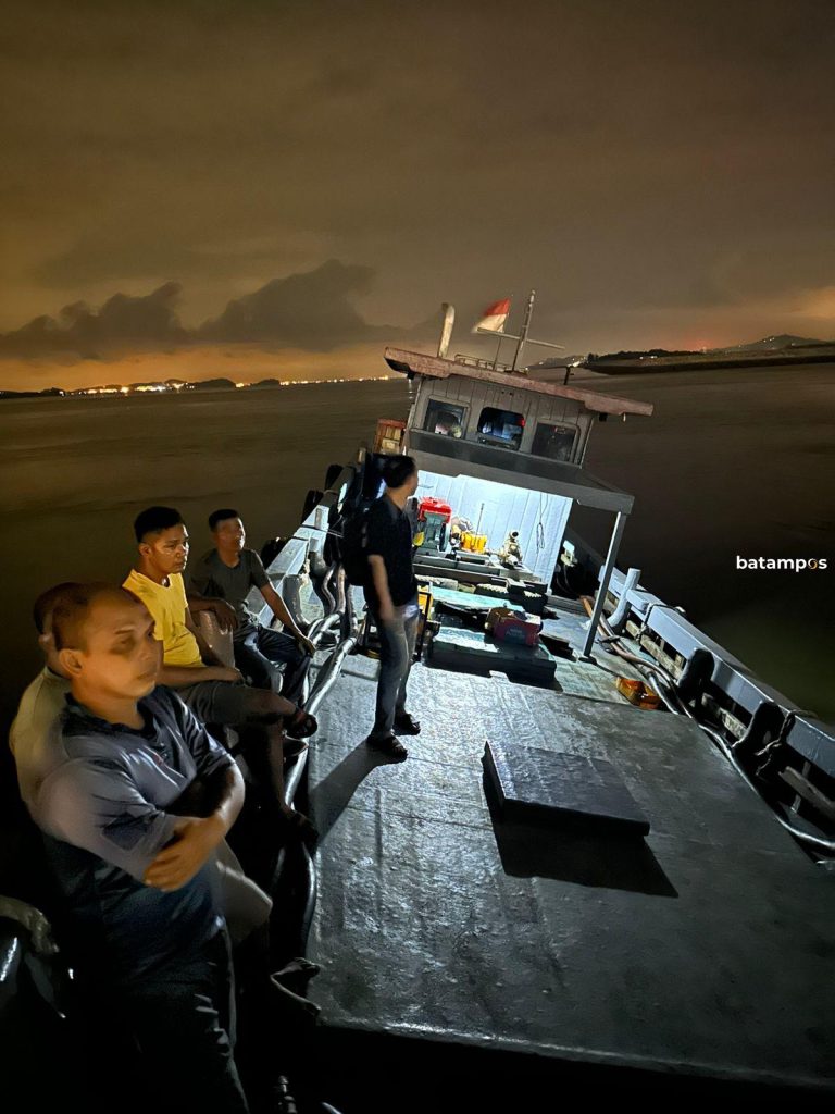 Polda Kepri Amankan KM Rizki Laut,  Kapal Pengangkut Solar Ilegal di Perairan Sekupang, Batam