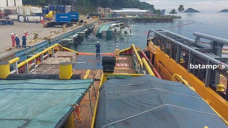 Nelayan Takut Laut Tercemar Akibat Kapal Tenggelam, Medco Energi Pasang Oil Boom Agar Laut Tak Tercemar Tumpahan Minyak