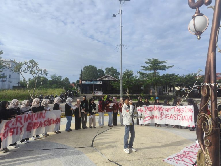 Puluhan Mahasiswa Karimun Unjuk Rasa Minta Bupati Segera Terbitkan Perda Beasiswa