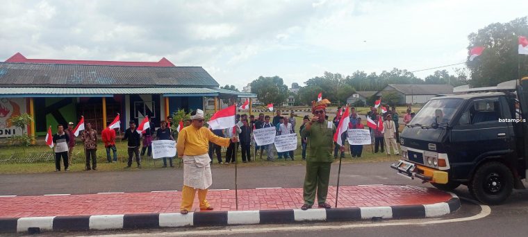 Warga Demo Kantor Syahbandar Dabo Singkep, Tuntut Transparansi Izin Tersus PT TBJ