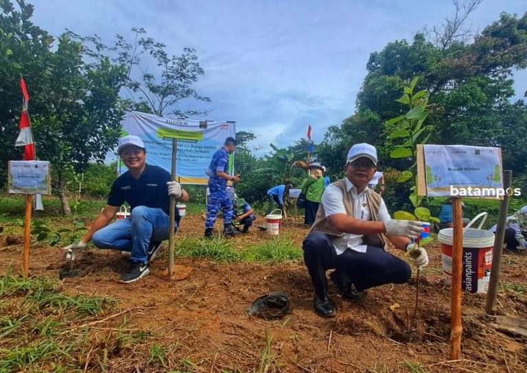 Dukung Pelestarian Lingkungan, PT Astra Graphia Tbk Tanam 1.000 Pohon Produktif di Gudem Bee Farm, Bintan