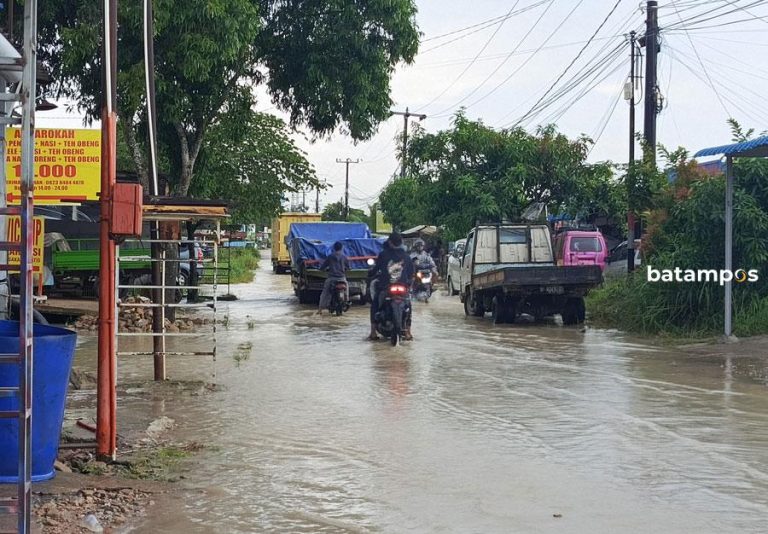 Banjir di Batuaji: Drainase Mandek, Proyek Jalan Terendam