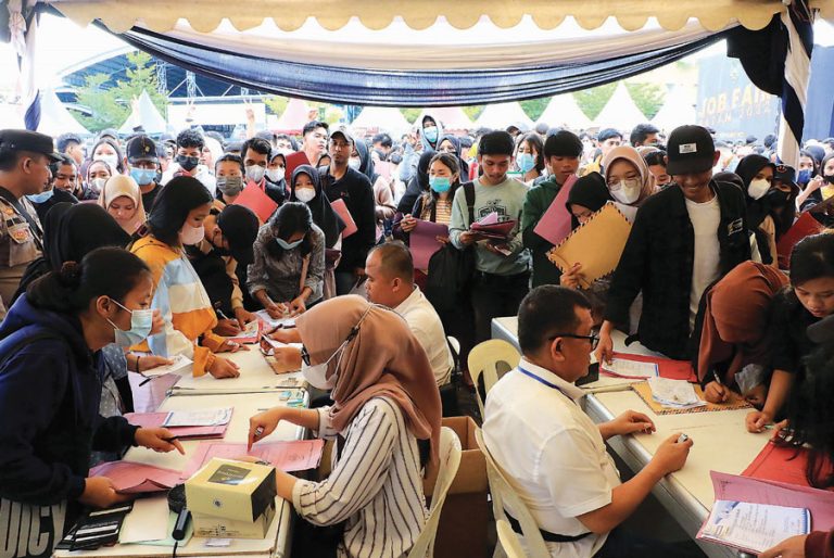 Perusahaan Resmi Dilarang Tahan Ijazah Karyawan dan Dokumen Pribadi