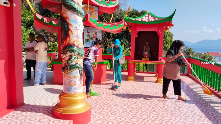 Tokoh Lintas Agama di Anambas Kompak Bersih-bersih Vihara Pasca Perayaan Waisak