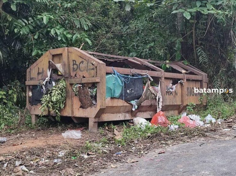 Warga Keluhkan Bak Kontainer Penampung Sampah yang Rusak Parah