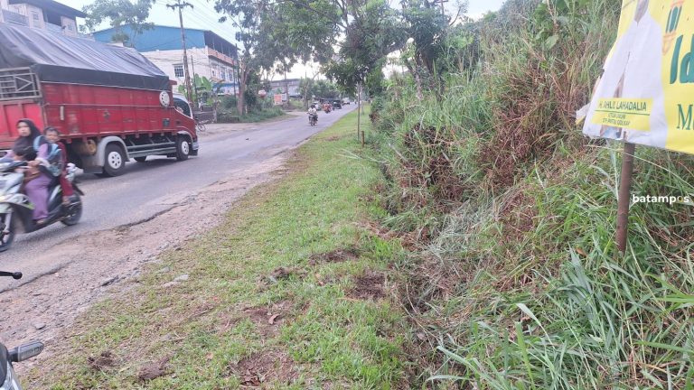 Warga Keluhkan Banyak Lubang di Jalan Nusantara Km 18 di Bintan