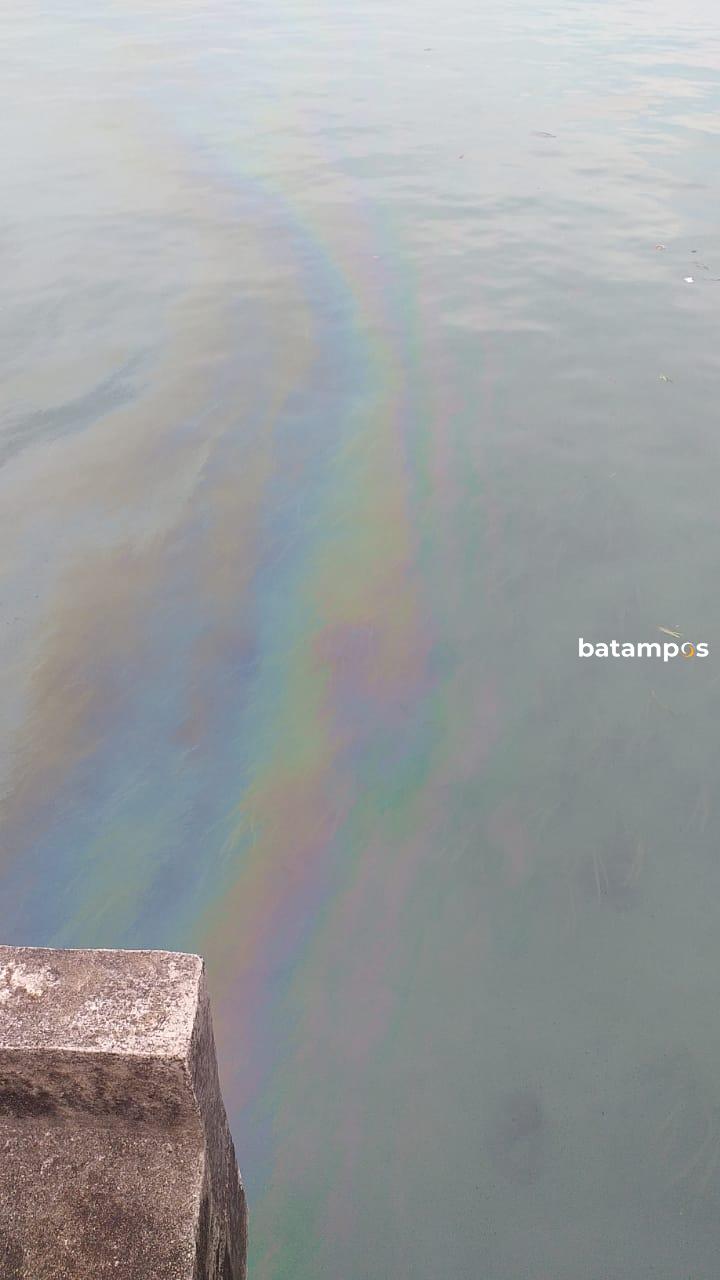 Warga Keluhkan Tumpahan Minyak di Perairan Tanjunguban, Baunya Menyengat