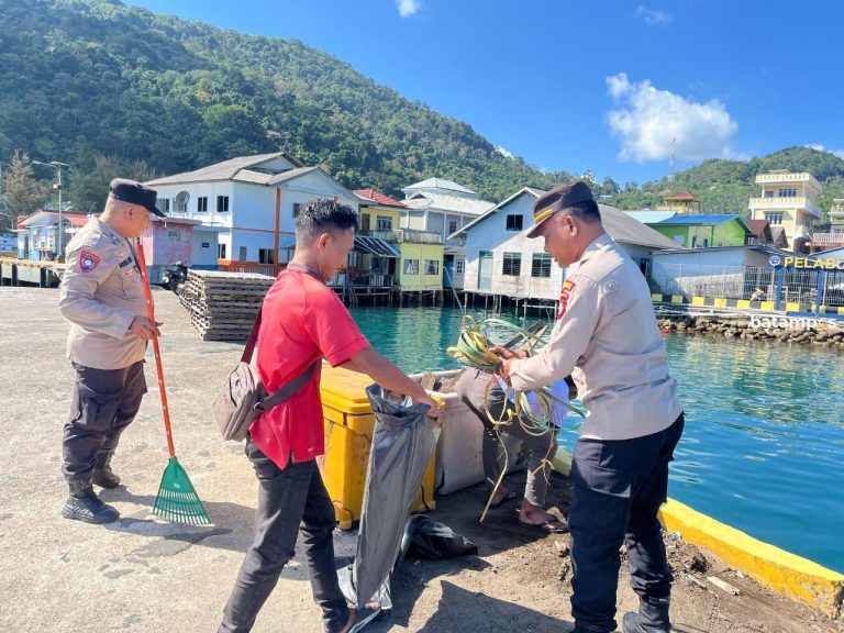 Peringati Hari Buruh, TKBM Anambas Gelar Aksi Damai Bersih-Bersih Sampah di Pelabuhan Tarempa