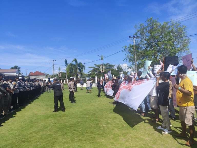 Ratusan Nelayan Bintan Demo di Gedung Daerah, Tolak Penggunaan VMS saat Melaut