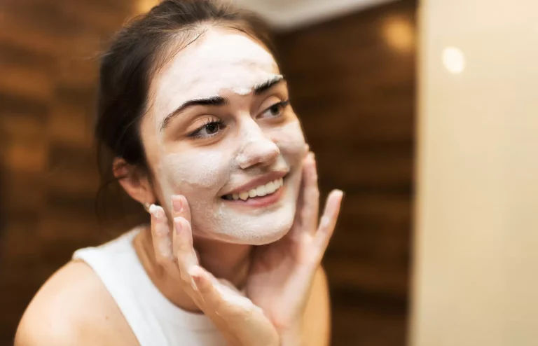 Manfaat Eksfoliasi Secara Rutin untuk Kulit Wajah, Salah Satunya Mencerahkan Kulit