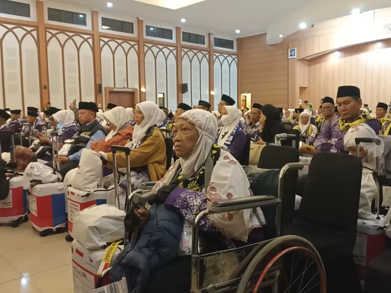 Lepas Kloter Perdana, Menag Nasaruddin Umar Ingatkan Jemaah Calon Haji Tidak Menguras Tenaga